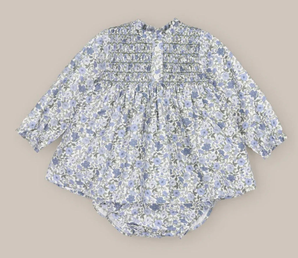 Vestido azul con flores