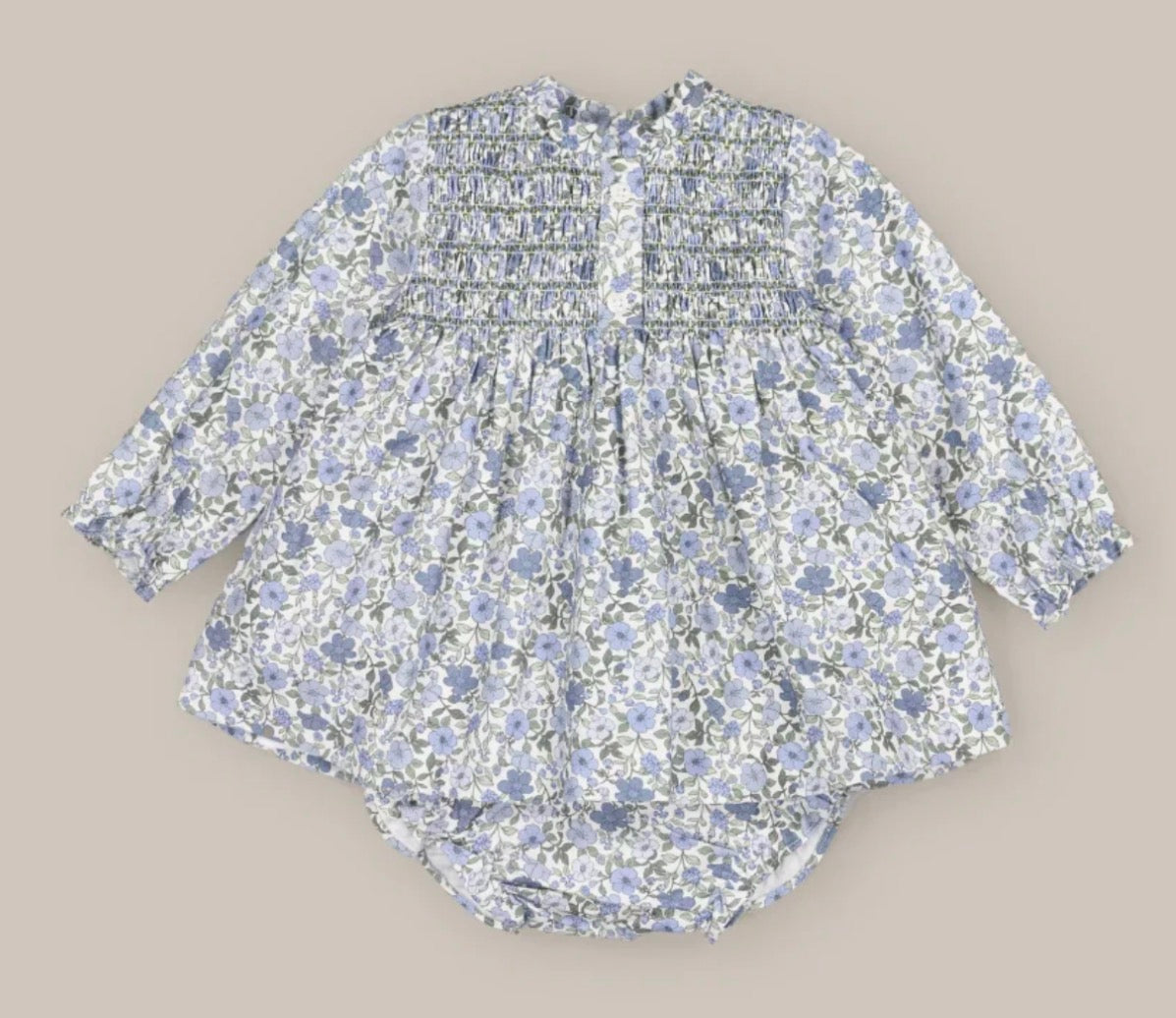 Vestido azul con flores