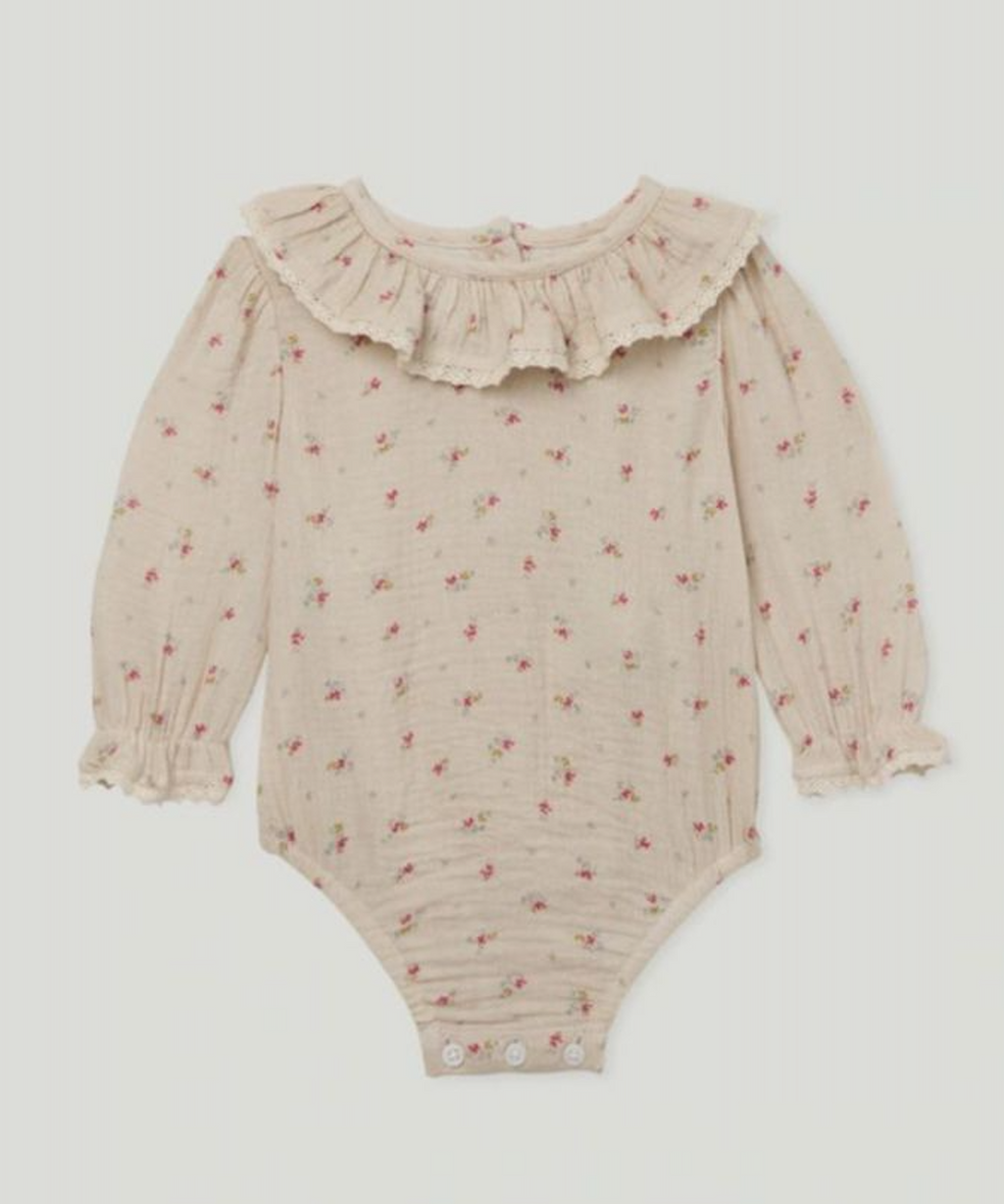 Body beige con olan y flores