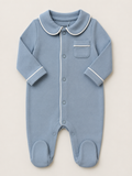 Mameluco liso azul salvia, ribete blanco