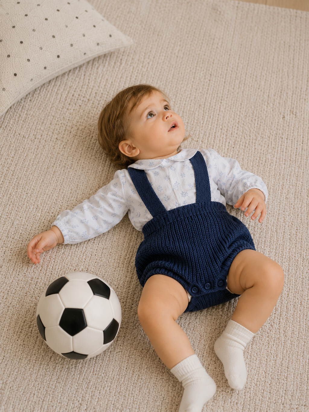 Peto de punto azul con camisa estampado