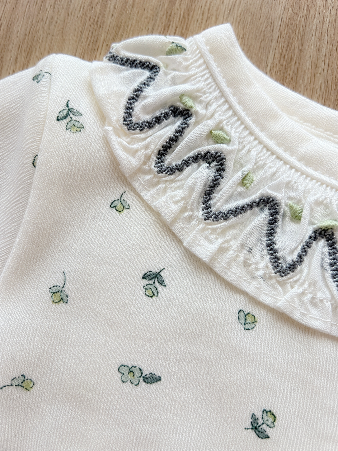 Conjunto 2 piezas estampado flores con cuello bordado