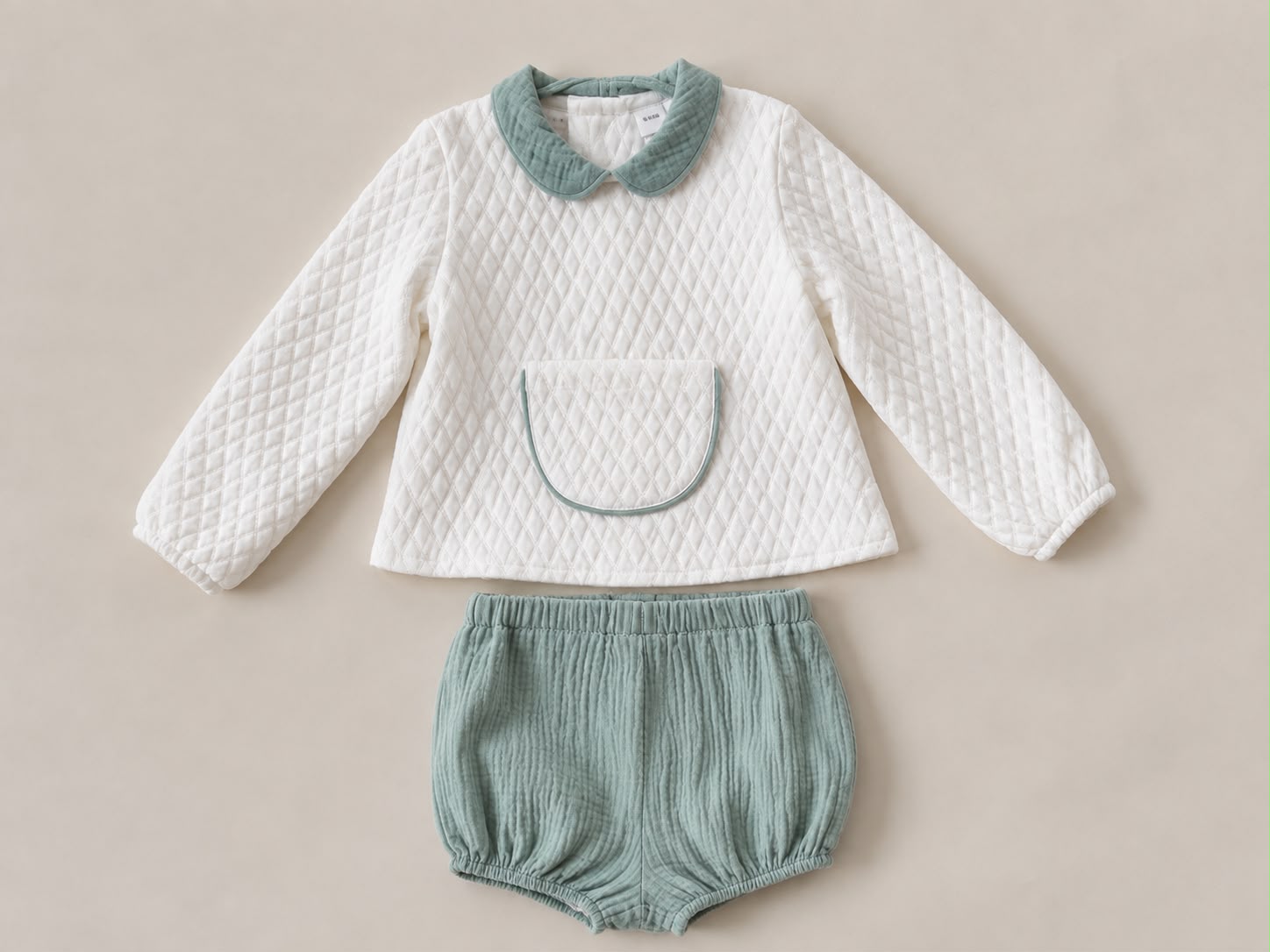 Conjunto Crudo Acolchado con Cuello Verde